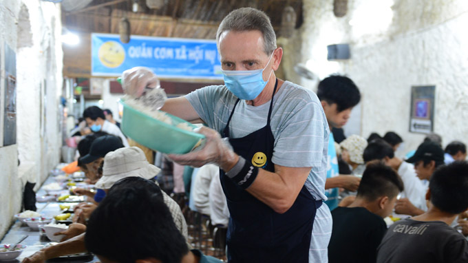 Ng&agrave;y c&agrave;ng nhiều người t&igrave;m đến những qu&aacute;n cơm v&igrave; người ngh&egrave;o để đ&oacute;ng g&oacute;p sức m&igrave;nh