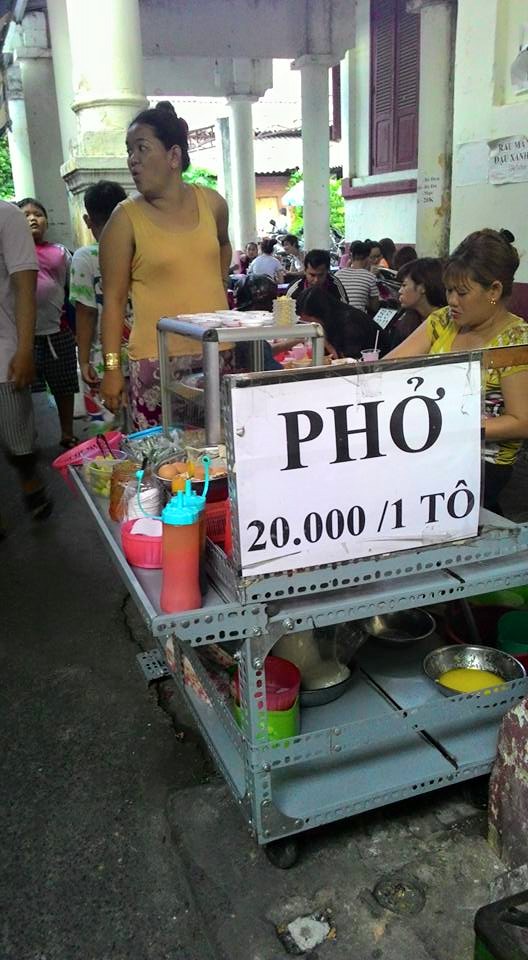 Phở c&aacute;c loại 20.000 đồng/t&ocirc; được treo bảng gi&aacute; r&otilde; r&agrave;ng, cụ thể.