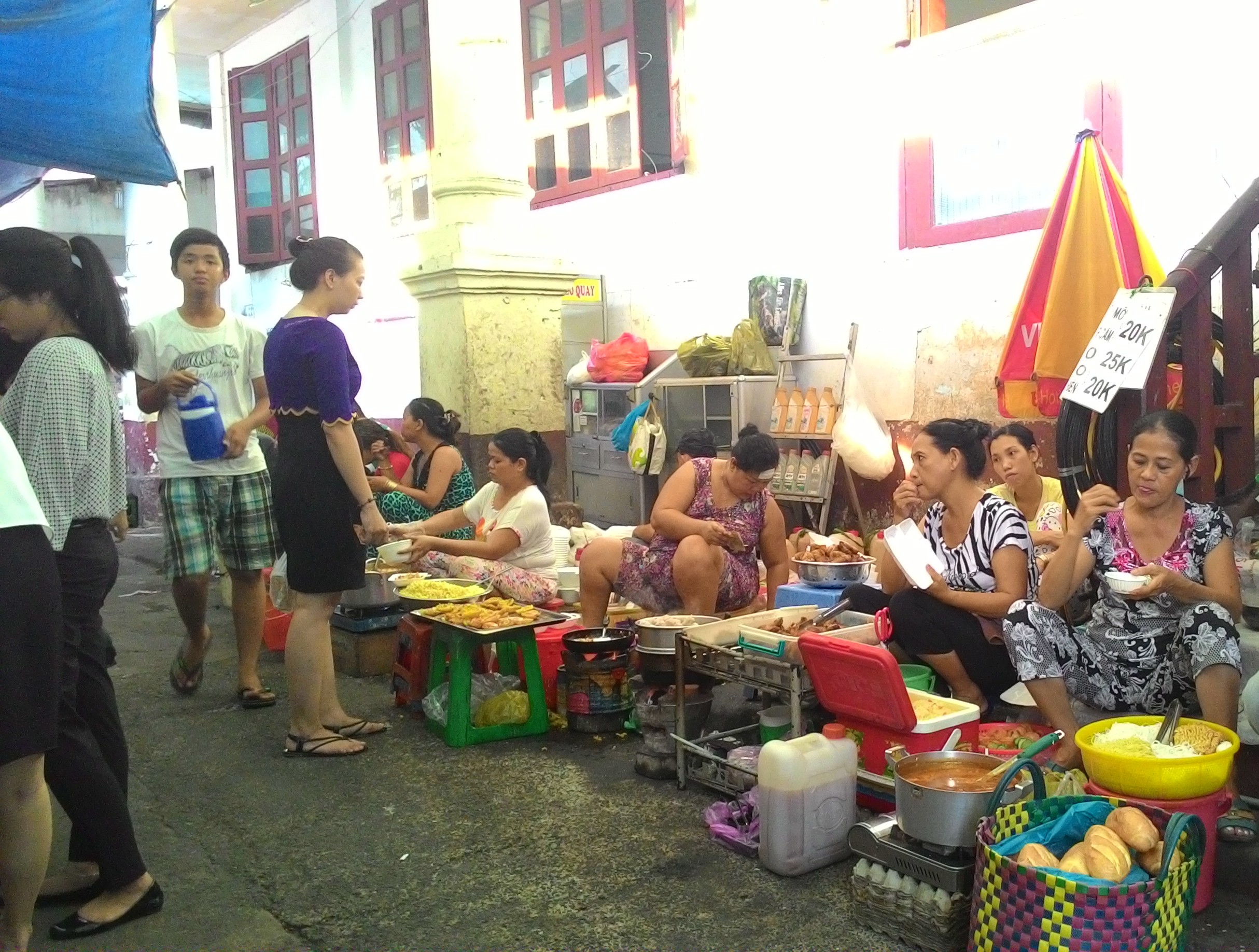 Một g&oacute;c hẻm b&agrave;y b&aacute;n đủ loại đồ ăn vặt như b&ograve; hầm - b&aacute;nh mỳ, t&ocirc;m chi&ecirc;n, cơm g&agrave;...