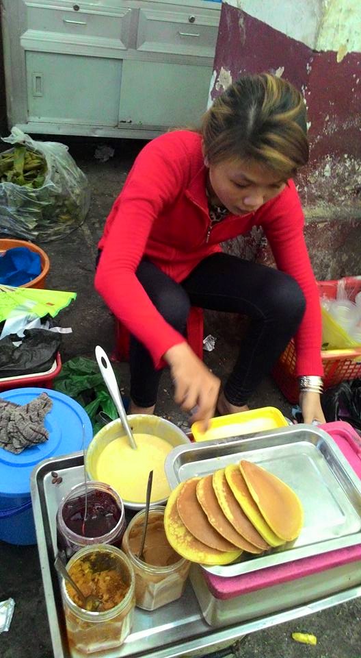 Ch&egrave;, b&aacute;nh flan được b&agrave;y b&aacute;n ngay đầu hẻm. Người mua c&oacute; thể đặt h&agrave;ng qua điện thoại v&agrave; nhận ch&egrave; tại văn ph&ograve;ng.