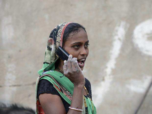 ng&ocirc;i l&agrave;ng ở bang Gujarat của Ấn Độ đ&atilde; ra l&ecirc;̣nh cấm phụ nữ chưa k&ecirc;́t h&ocirc;n sử dụng đi&ecirc;̣n thoại 