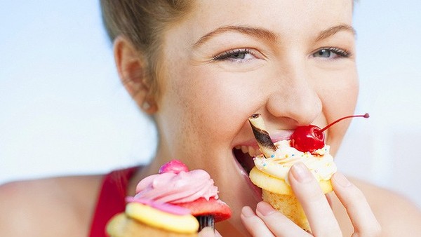 Ăn nhiều đồ ngọt sau bữa ăn l&agrave; sai lầm trong ăn uống n&ecirc;n tr&aacute;nh