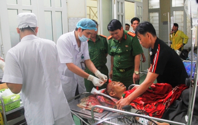Sau khi g&acirc;y &aacute;n mạng kinh ho&agrave;ng, đối tượng ch&uacute; ch&eacute;m chết ch&aacute;u L&ecirc; Văn Hồng d&ugrave;ng dao tự s&aacute;t v&agrave; đang h&ocirc;n m&ecirc; s&acirc;u