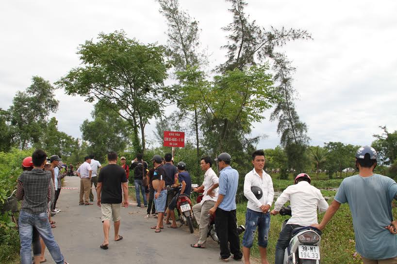 Người d&acirc;n tập trung tại hiện trường vụ &aacute;n mạng giết người theo d&otilde;i sự việc
