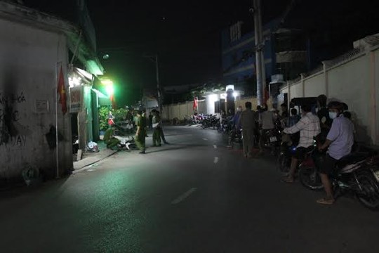 Nhiều người hiếu kỳ tụ tập xem c&ocirc;ng an TPHCM kh&aacute;m nghiệm hiện trường vụ &aacute;n giết người