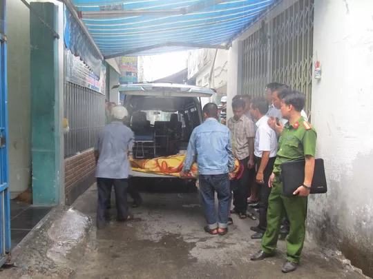 Thi thể anh Phan Tấn Lực được đưa ra khỏi hiện trường vụ &aacute;n mạng kinh ho&agrave;ng