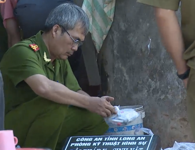 C&ocirc;ng an kh&aacute;m nghiệm hiện trường vụ &aacute;n. Ảnh: Zing News