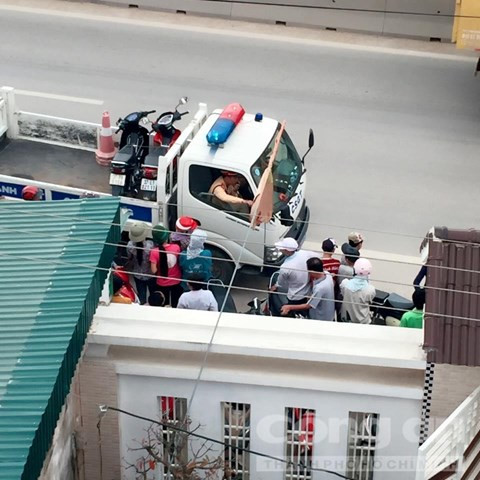 c&ocirc;ng an tỉnh Nghệ An đ&atilde; đưa nghi can đến thực nghiệm tại hiện trường. Ảnh: B&aacute;o C&ocirc;ng an Tp.HCM