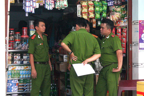 Cơ quan c&ocirc;ng an kh&aacute;m nghiệm hiện trường vụ &aacute;n mạng kinh ho&agrave;ng tại một tiệm h&oacute;a ở B&igrave;nh Dương