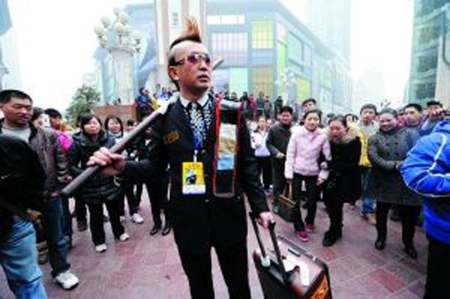 Anh ch&agrave;ng ăn m&agrave;y s&agrave;nh điệu d&ugrave;ng m&aacute;y bay để đi ăn xin