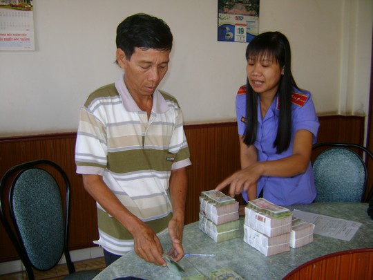 &Ocirc;ng L&eacute; nhận tiền bồi thường oan sai 