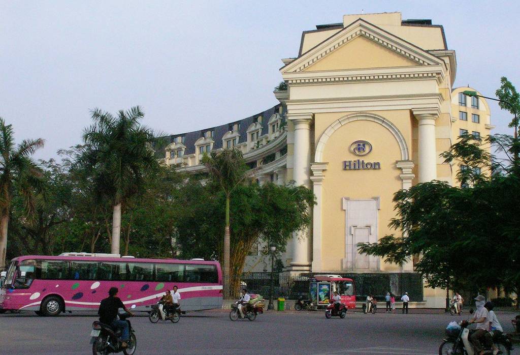 Năm 2012, Tập đoàn Tập đoàn BRG mà người đứng đầu là doanh nhân Nguyễn Thị Nga đã mua lại khách sạn Hilton Opera - một khách sạn có vị trí hiếm có ở Hà Nội từ tay các ông chủ Đức và Áo. Mọi việc diễn ra êm thấm và đa số mọi người chỉ biết đến thương vụ này khi đã xong việc. Năm 2012, Tập đoàn Tập đoàn BRG mà người đứng đầu là doanh nhân Nguyễn Thị Nga đã mua lại khách sạn Hilton Opera - một khách sạn có vị trí hiếm có ở Hà Nội từ tay các ông chủ Đức và Áo. Mọi việc diễn ra êm thấm và đa số mọi người chỉ biết đến thương vụ này khi đã xong việc.