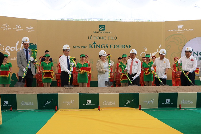 Giới doanh nhân chỉ thấy bóng dáng của bà trong những sự kiện liên quan đến các dự án sân golf Tiêu chuẩn thế giới, trong vụ mua lại khách sạn 5 sao Hilton Hà Nội, trong chức vụ Chủ tịch HĐQT của SeABank và trước đây là Techcombank, nhưng bà giữ bao nhiêu vốn, thâu tóm bằng cách nào, tài sản ước tính ra sao thì vẫn còn là câu hỏi. Giới doanh nhân chỉ thấy bóng dáng của bà trong những sự kiện liên quan đến các dự án sân golf Tiêu chuẩn thế giới, trong vụ mua lại khách sạn 5 sao Hilton Hà Nội, trong chức vụ Chủ tịch HĐQT của SeABank và trước đây là Techcombank, nhưng bà giữ bao nhiêu vốn, thâu tóm bằng cách nào, tài sản ước tính ra sao thì vẫn còn là câu hỏi.