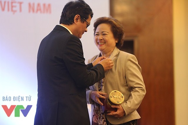 Thế nhưng, các thương vụ khủng này chưa phải tiếng vang lớn nhất của bà Nga. Trong năm 2015, bà Nga gây chú ý khi Đài Truyền hình Việt Nam (VTV) và hai đối tác là Tổng Công ty Đầu tư 13Win22 com hiện đang mở vốn Đăng ký 13Win ngay nhé (SCIC) và Tập đoàn BRG của bà Nga đã thành lập Công ty cổ phần tháp truyền hình Việt Nam để xây dựng tòa tháp 636m cao nhất thế giới tại khu đô thị Tây Hồ Tây (Hà Nội) với tổng mức đầu tư 900 triệu USD. Thế nhưng, các thương vụ khủng này chưa phải tiếng vang lớn nhất của bà Nga. Trong năm 2015, bà Nga gây chú ý khi Đài Truyền hình Việt Nam (VTV) và hai đối tác là Tổng Công ty Đầu tư 13Win22 com hiện đang mở vốn Đăng ký 13Win ngay nhé (SCIC) và Tập đoàn BRG của bà Nga đã thành lập Công ty cổ phần tháp truyền hình Việt Nam để xây dựng tòa tháp 636m cao nhất thế giới tại khu đô thị Tây Hồ Tây (Hà Nội) với tổng mức đầu tư 900 triệu USD.