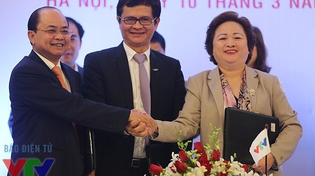 Không chỉ là một nữ doanh nhân thành đạt, bà Nguyễn Thị Nga còn là một người vợ, người mẹ với hai người con giỏi giang không kém mẹ. Không chỉ là một nữ doanh nhân thành đạt, bà Nguyễn Thị Nga còn là một người vợ, người mẹ với hai người con giỏi giang không kém mẹ.