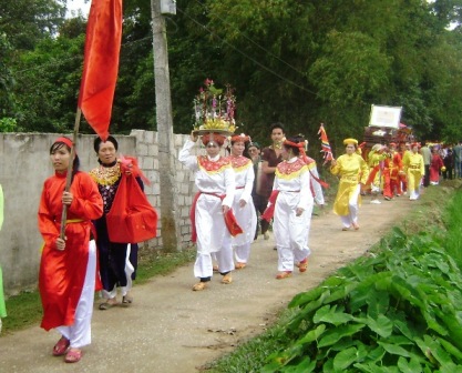 Cứ v&agrave;o ng&agrave;y 1/2 &acirc;m lịch, người d&acirc;n l&agrave;ng Thiều X&aacute;, x&atilde; Cầu Lộc, huyện Hậu Lộc (Thanh H&oacute;a) lại tưng bừng ăn Tết lại