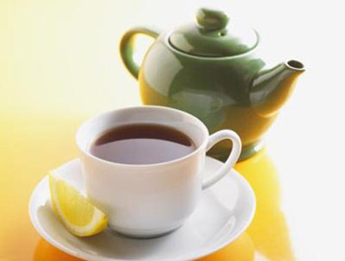 Uống tr&agrave; xanh hoặc hồng tr&agrave; gi&uacute;p giảm căng thẳng mệt mỏi