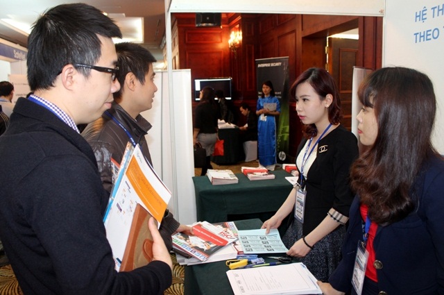 Các đại biểu tham dự được giới thiệu một số công nghệ bảo mật tiên tiến nhất tại gian hàng AHEAD Các đại biểu tham dự được giới thiệu một số công nghệ bảo mật tiên tiến nhất tại gian hàng AHEAD