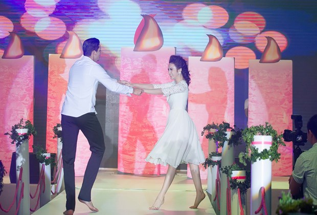 Angela Phương Trinh diện đồ xuy&ecirc;n thấu t&aacute;o bạo g&acirc;y &lsquo;b&atilde;o&rsquo; cư d&acirc;n mạng