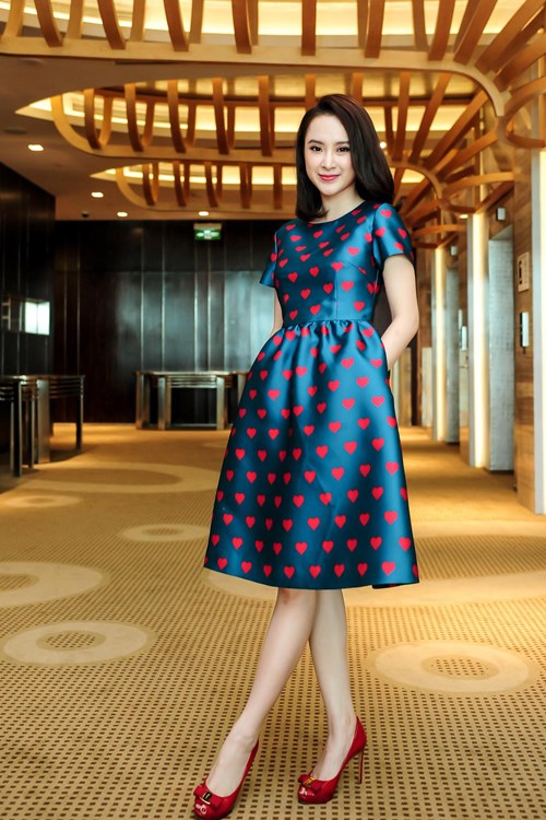 Ngắm Angela Phương Trinh từ c&ocirc; g&aacute;i đen nhẻm th&agrave;nh mỹ nh&acirc;n gợi cảm