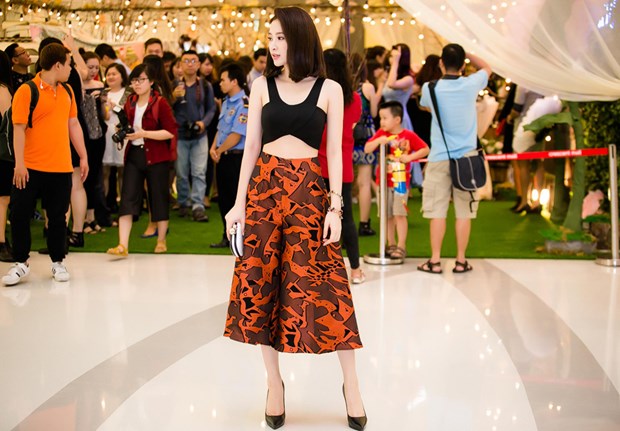 Tối 24/9, Angela Phương Trinh cùng với Diễm My 9X, Hương Giang Idol là những khách mời của một sự kiện khai trương.