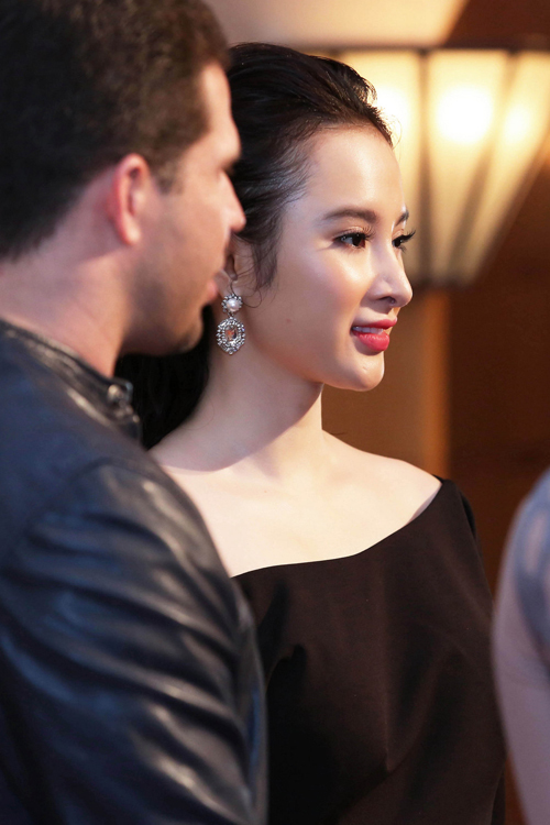 Người đẹp thu hút với phong cách trang điểm đậm, điểm nhấn là màu son môi đỏ thắm