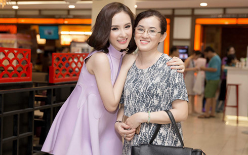 Mẹ Angela Phương Trinh kh&ocirc;ng còn ngại ng&acirc;̀n khi xu&acirc;́t hi&ecirc;̣n cùng c&ocirc; con gái n&ocirc;̉i ti&ecirc;́ng 