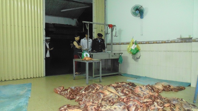Một cơ sở kinh doanh thịt b&ograve; bị xử phạt