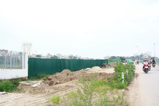 Một trong số những đầm sen trong khuôn viên hồ Tây bị quây tôn không cho du khách ngắm sen từ bên ngoài 