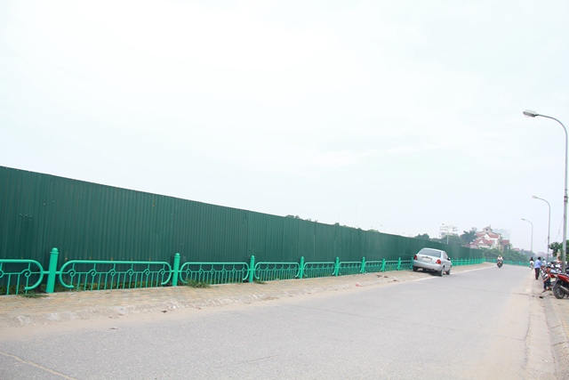 Việc quây tôn làm mất đi mỹ quan của hồ Tây và cả đầm sen 