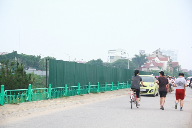 Việc quây tôn như vậy khiến khung cảnh ở hồ Tây mất đi vẻ đẹp vốn có của nó.