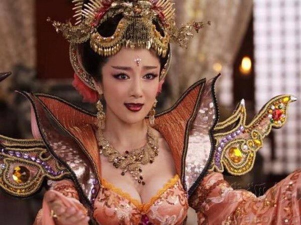 Những cảnh phim lộ khe ngực trong Anh h&ugrave;ng phong thần bảng 2 đ&atilde; bị cắt bỏ. Nguồn CCTV News