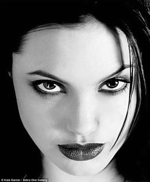 Thần th&aacute;i ở tuổi 20 của Angelina Jolie