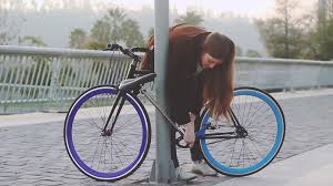 Phần gấp để biến sườn xe thành ổ khoá được thiết kế đẹp để đảm bảo nó trông như bao chiếc xe đạp khác.