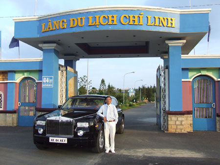Đại gia L&ecirc; &Acirc;n b&ecirc;n si&ecirc;u xe Rolls-Royce Phantom. Ảnh: Tuổi trẻ