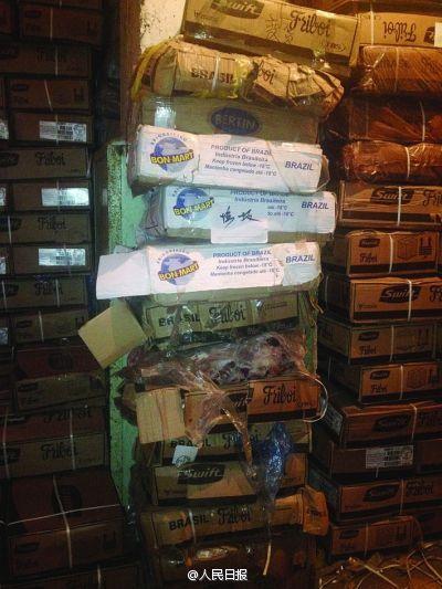 Bà Đặng Thị Ngọc Lan và bầu Kiên ở hai khu vực khác nhau trong phòng xét xử. Trong giờ nghỉ, người phụ nữ liên tục hướng ánh mắt về phía chồng mình ở gần vành móng ngựa.