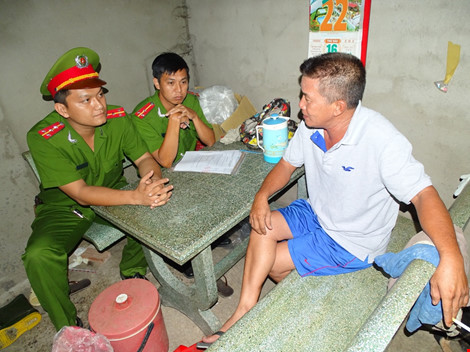 Cơ quan c&ocirc;ng an l&agrave;m việc với chủ cơ sở. Ảnh: B&aacute;o Ph&aacute;p luật Hồ Ch&iacute; Minh