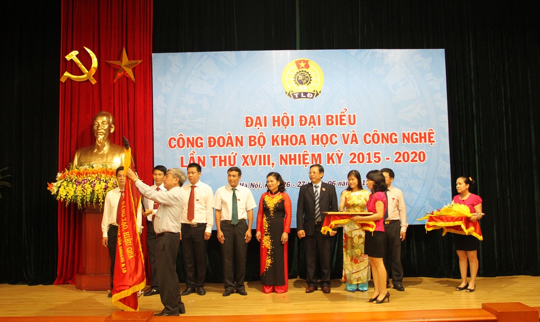 Với những th&agrave;nh quả đ&oacute;ng g&oacute;p trong thời gian qua, C&ocirc;ng đo&agrave;n Bộ KHCN vinh dự được đ&oacute;n nhận Hu&acirc;n chương Lao động Hạng nh&igrave; do Đảng v&agrave; Nh&agrave; nước trao tặng. Thay mặt L&atilde;nh đạo Đảng v&agrave; Nh&agrave; nước, Bộ trưởng Nguyễn Qu&acirc;n trao Hu&acirc;n chương cao qu&yacute; n&agrave;y cho C&ocirc;ng đo&agrave;n Bộ KH&CN