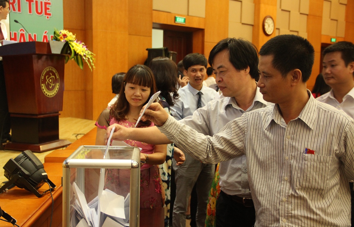 Kết th&uacute;c phi&ecirc;n l&agrave;m việc trong ng&agrave;y thứ hai, đại hội đ&atilde; tiến h&agrave;nh bầu 27 đồng ch&iacute; v&agrave;o Ủy vi&ecirc;n Ban Chấp h&agrave;nh v&agrave; 07 đồng ch&iacute; v&agrave;o Ủy vi&ecirc;n Ban thường vụ kh&oacute;a mới.