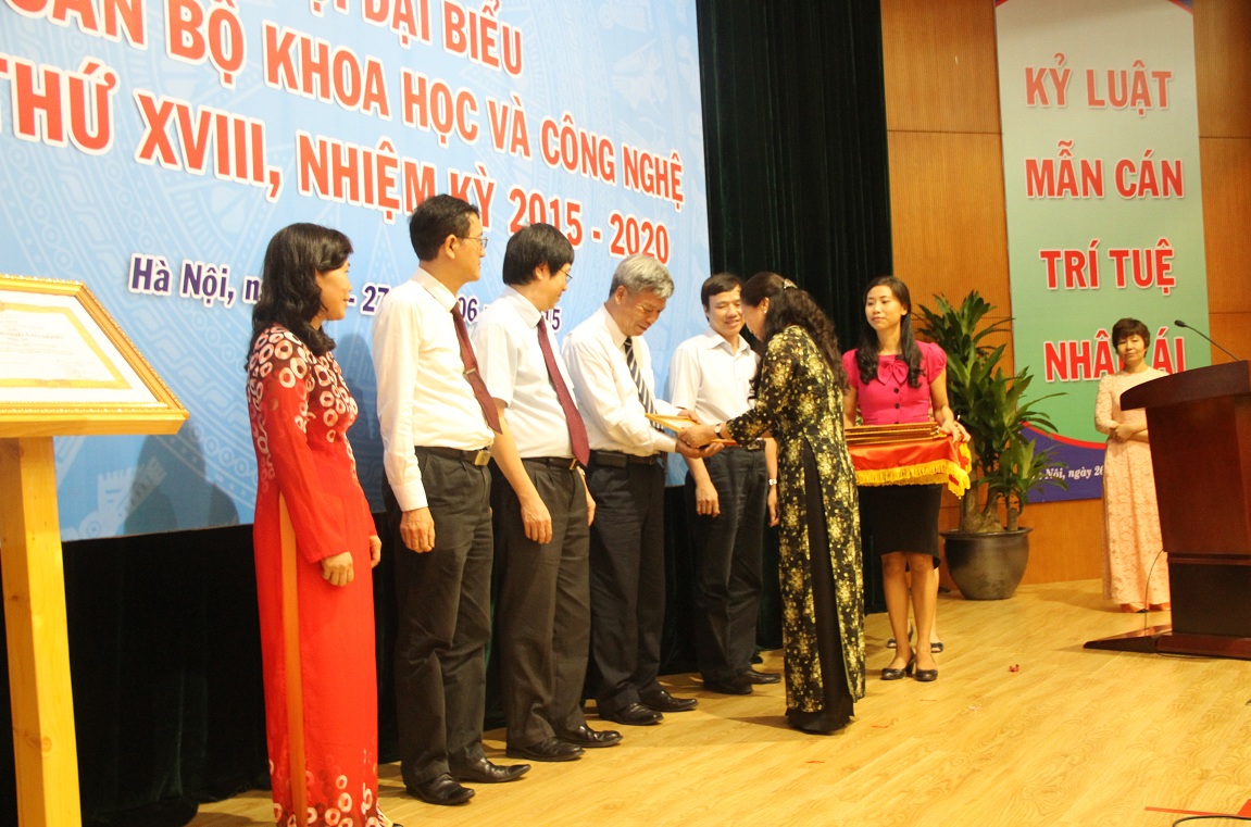 Nh&acirc;n Đại hội lần n&agrave;y, thay mặt L&atilde;nh đạo Tổng Li&ecirc;n đo&agrave;n Lao động Việt Nam, b&agrave; Nguyễn Thị Thu Hồng đ&atilde; trao Kỷ niệm trương x&acirc;y dựng Tổ chức C&ocirc;ng đo&agrave;n do Tổng Li&ecirc;n đo&agrave;n Lao động Việt Nam tặng cho Thứ trưởng Trần Việt Thanh, Thứ trưởng Trần Quốc Kh&aacute;nh, Ch&aacute;nh thanh tra Bộ KH&CN Trần Minh Dũng v&agrave; c&aacute;c đồng ch&iacute; kh&aacute;c.