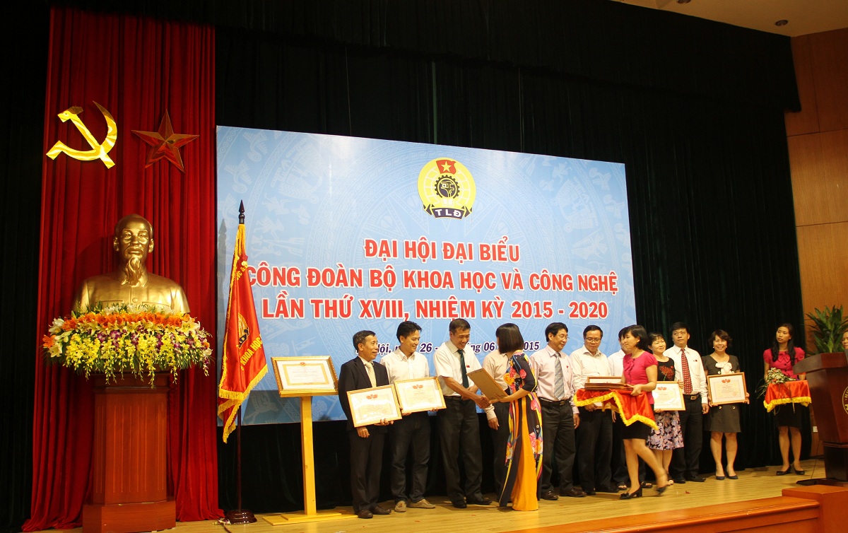 Trong dịp Đại hội lần n&agrave;y, thay mặt C&ocirc;ng đo&agrave;n Vi&ecirc;n chức Việt Nam, b&agrave; Nguyễn Giang Tuệ Minh - Ủy vi&ecirc;n BCH Tổng li&ecirc;n đo&agrave;n Lao động Việt Nam, Ph&oacute; chủ tịch thường trực C&ocirc;ng đo&agrave;n Vi&ecirc;n chức Việt Nam đ&atilde; trao tặng Bằng khen của C&ocirc;ng đo&agrave;n Vi&ecirc;n chức Việt Nam cho nhiều c&aacute;n bộ Bộ KH&CN
