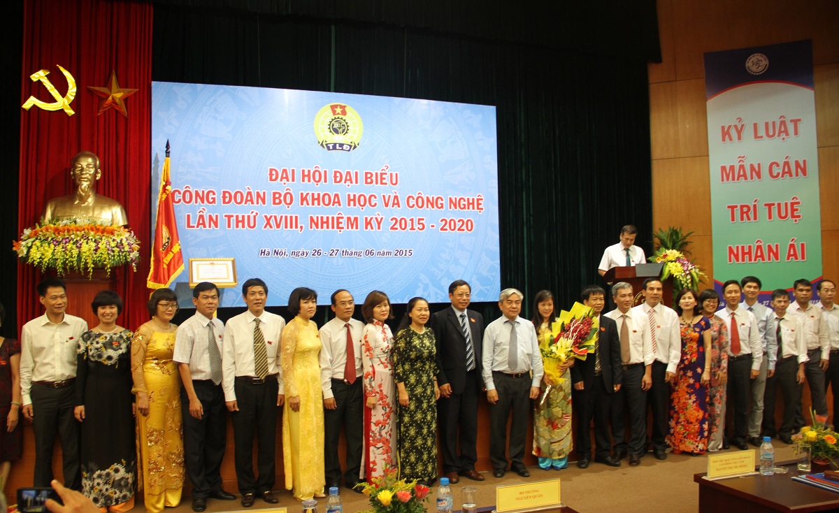 Bộ trưởng Nguyễn Qu&acirc;n v&agrave; b&agrave; Nguyễn Thị Thu Hồng chụp ảnh lưu niệm, ch&agrave;o mừng 27 đồng ch&iacute; đ&atilde; được bầu v&agrave;o Ủy vi&ecirc;n BCH C&ocirc;ng đo&agrave;n Bộ KH&CN kh&oacute;a mới