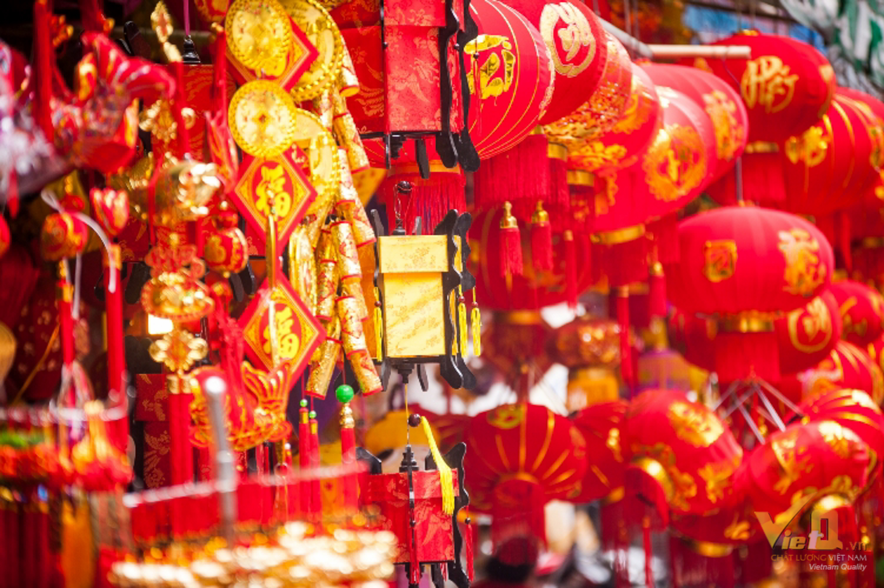Với đủ các mặt hàng, mẫu mã, từ những chiếc lồng đèn to....