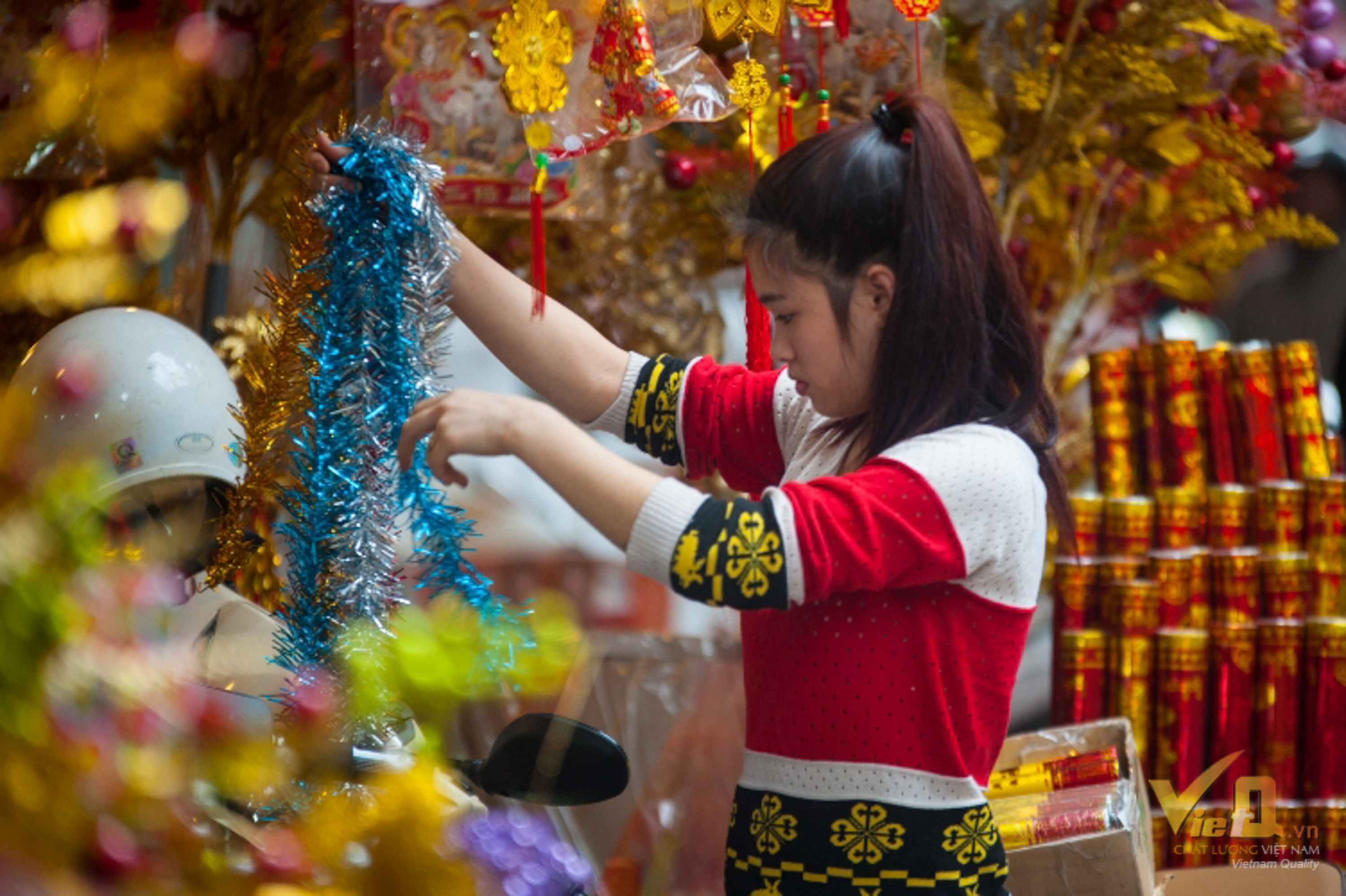 những mặt hàng khách hàng thường hay ưa chuộm là những đồ treo trang trí như, dây kim tuyến, phong bao lì xì. 