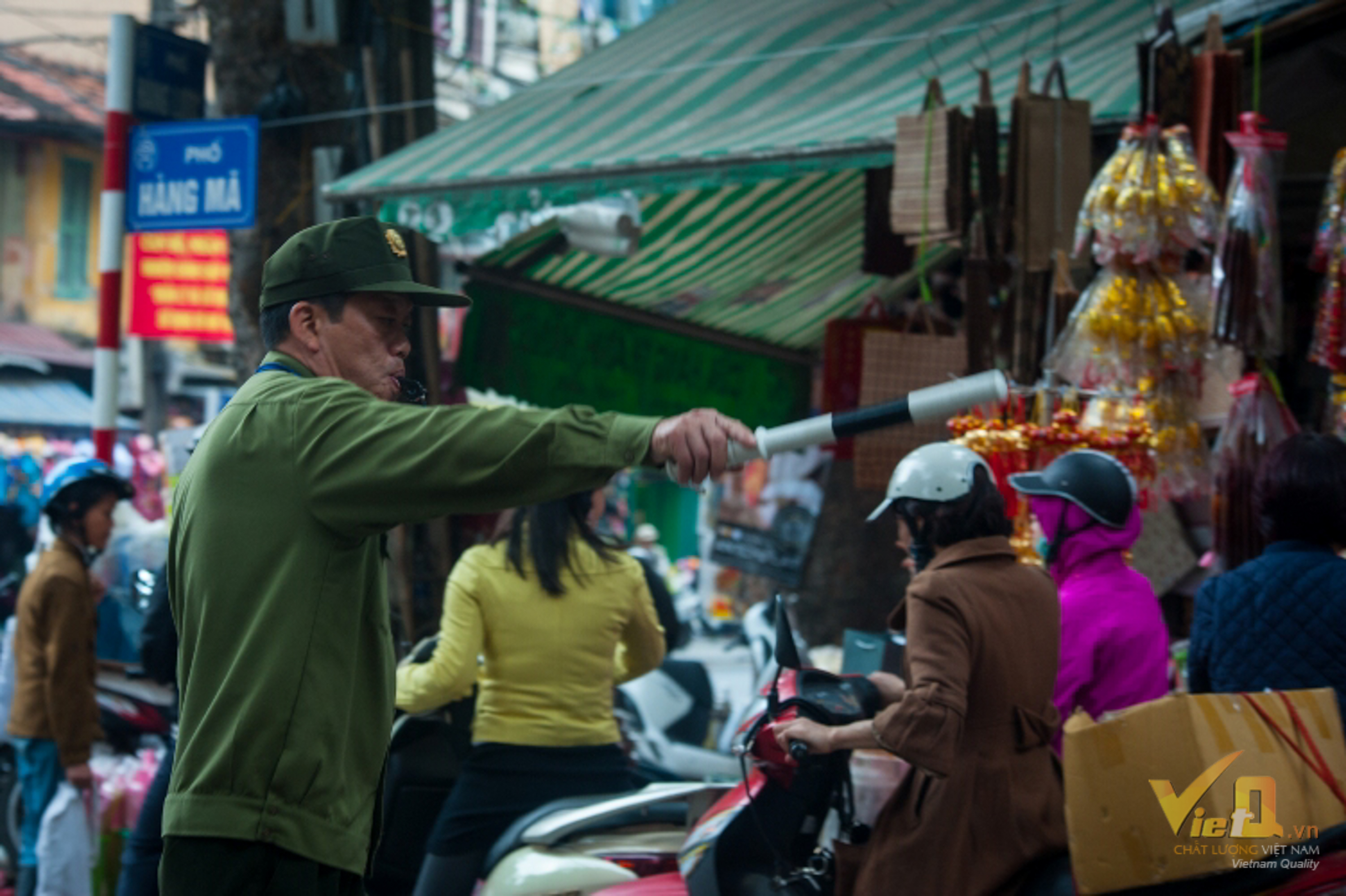 Trong những ngày này lực lượng an ninh phải túc trực liên tục từ sáng tới đêm để điều khiển giao thông tránh gây ùn tắc 