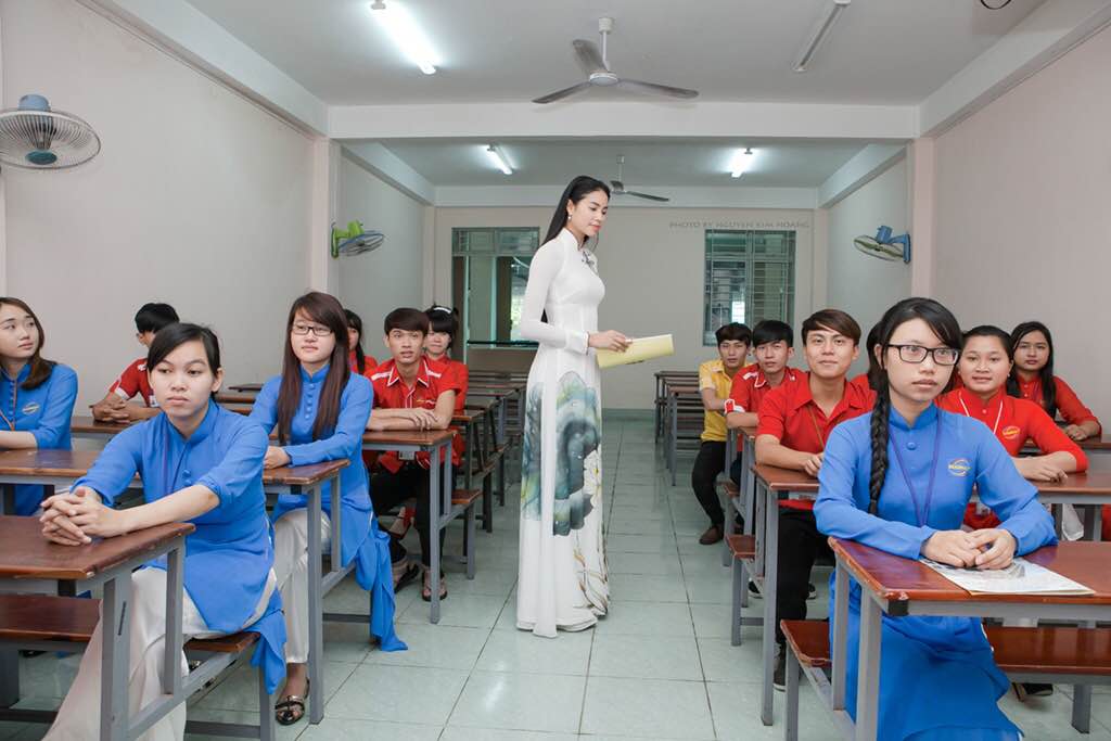 Người đẹp Phạm Hương tr&ecirc;n giảng đường c&ugrave;ng c&aacute;c sinh vi&ecirc;n Trường Cao đẳng Du Lịch S&agrave;i G&ograve;n