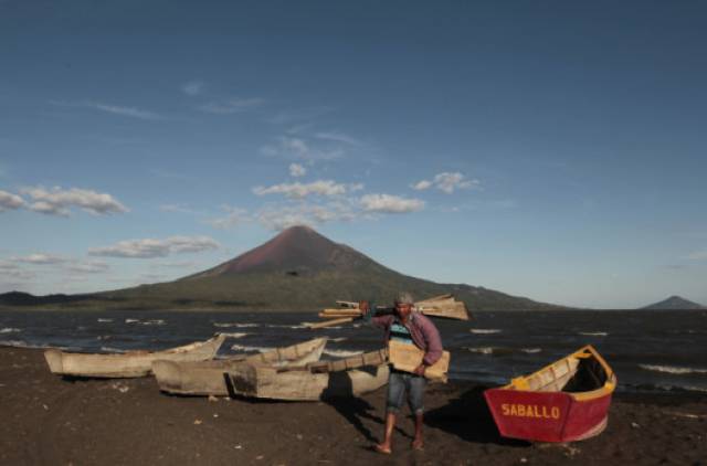 Một ngư dân dời đến thị trấn Puerto Momotombo sau khi đánh bắt cá trong Xolotlan Lake, ở phía trước của núi lửa Momotombo.