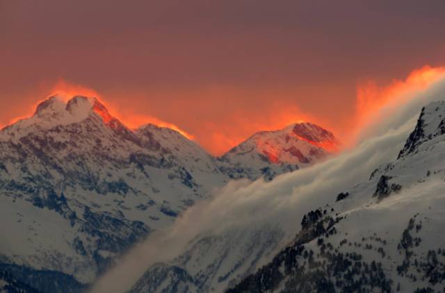 Hình ảnh hoàng hôn chiếu sáng các đỉnh núi của dãy núi gần khu nghỉ mát  Thụy Sĩ của St. Moritz.