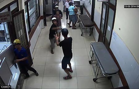 Nh&oacute;m giang hồ đất Cảng x&ocirc;ng v&agrave;o tận bệnh viện đ&acirc;m chết người