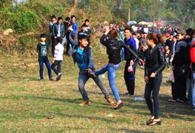 Nữ sinh đ&aacute;nh nhau